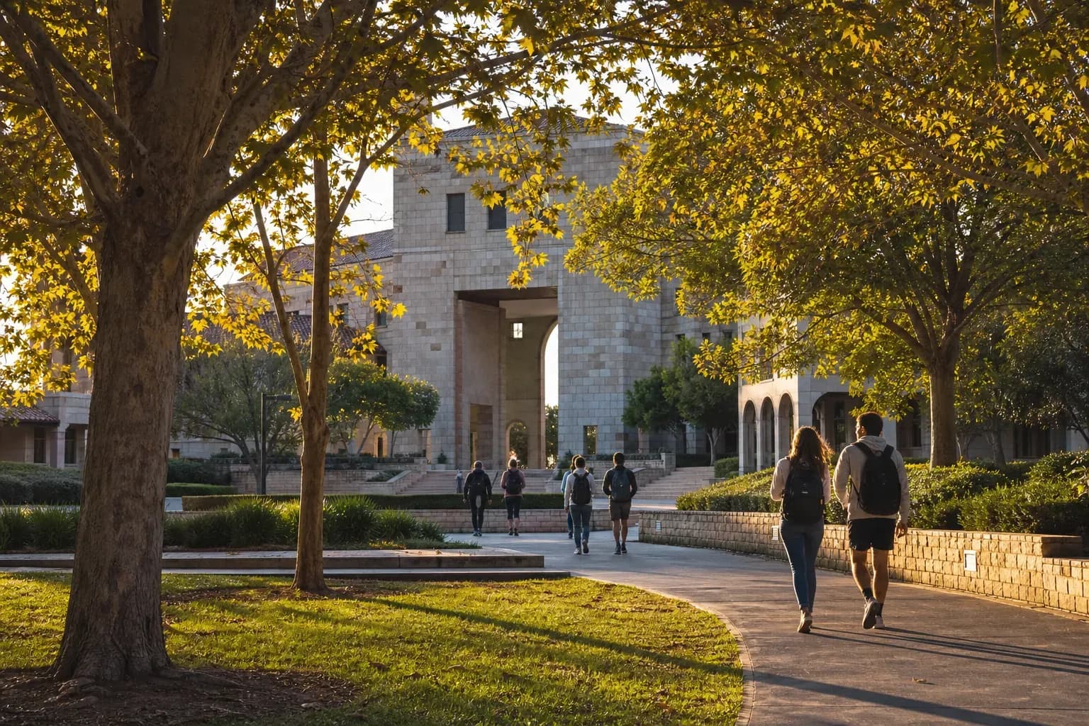 Bond University 邦德大學的寫實校園景緻，學生在建築前漫步