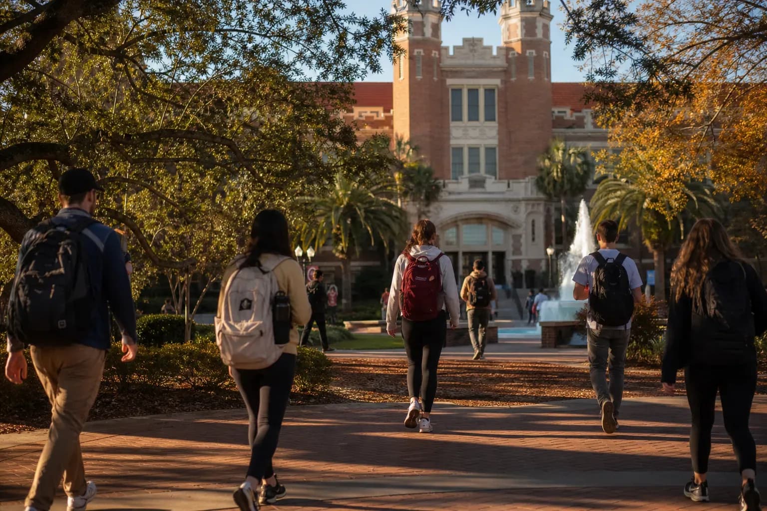 Florida State 佛羅里達州立大學的寫實校園景緻,學生在建築前漫步