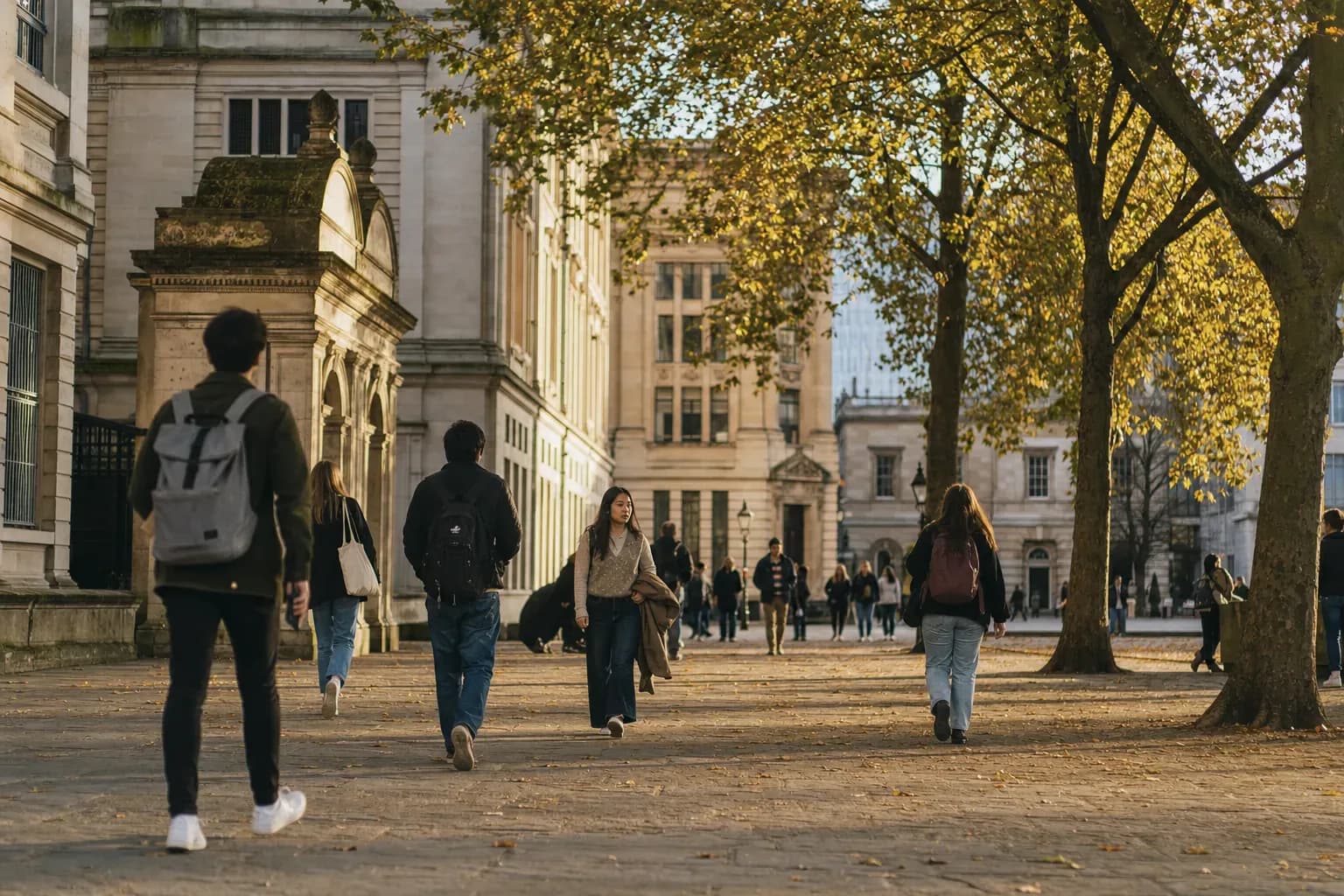 King's College London (KCL) 倫敦國王學院的寫實校園景緻,學生在建築前漫步
