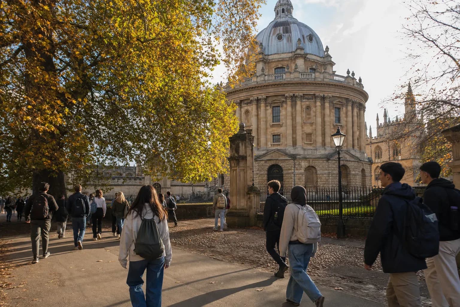 University of Oxford 牛津大學的寫實校園景緻,學生在建築前漫步